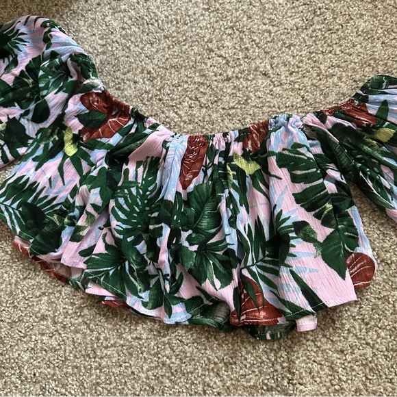 CUTE FLOWY OFF THE SHOULDER CROP TOP - Picture 2 of 2